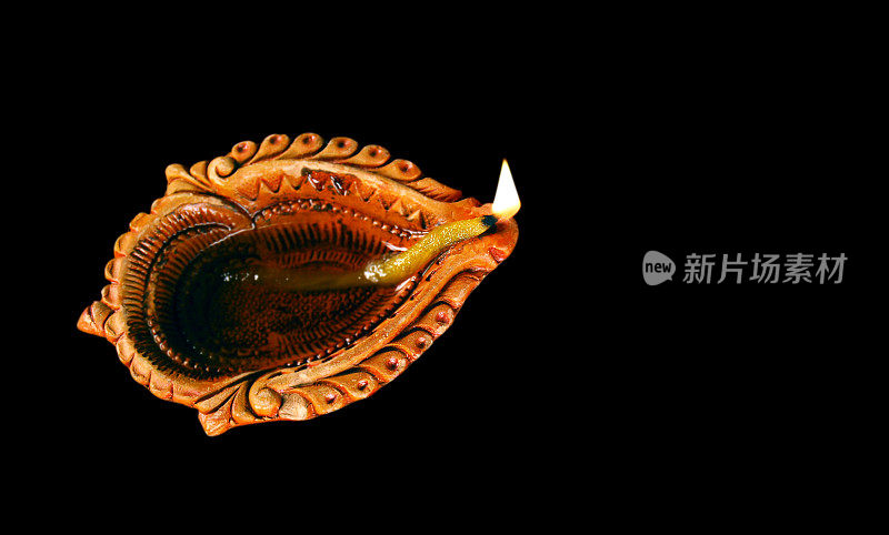 一个美丽的陶土灯排灯节Diwali diya与斑点或lau在黑色的背景